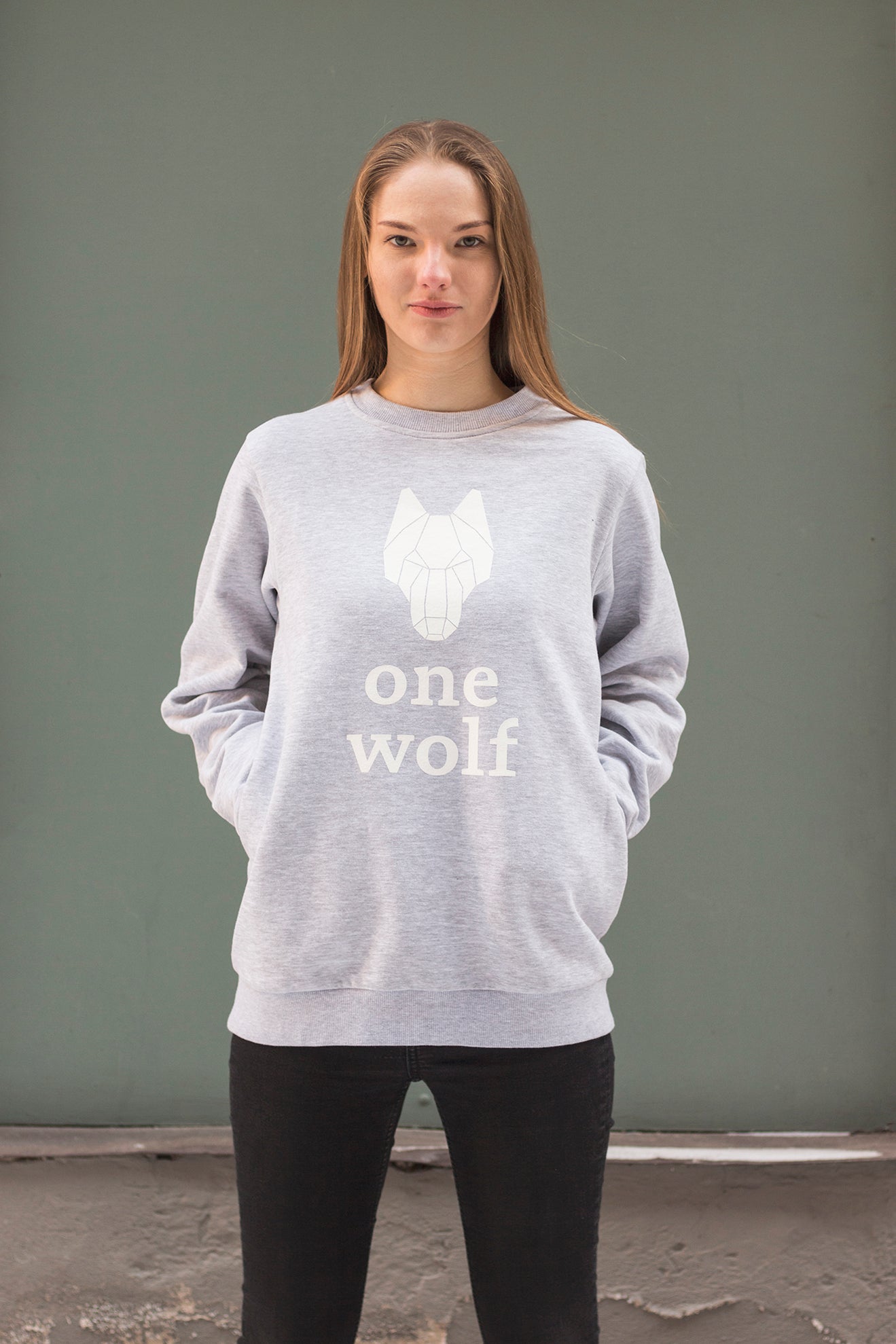 ONE WOLF LOGO COMFORT sweater grey/white logo - One Wolf